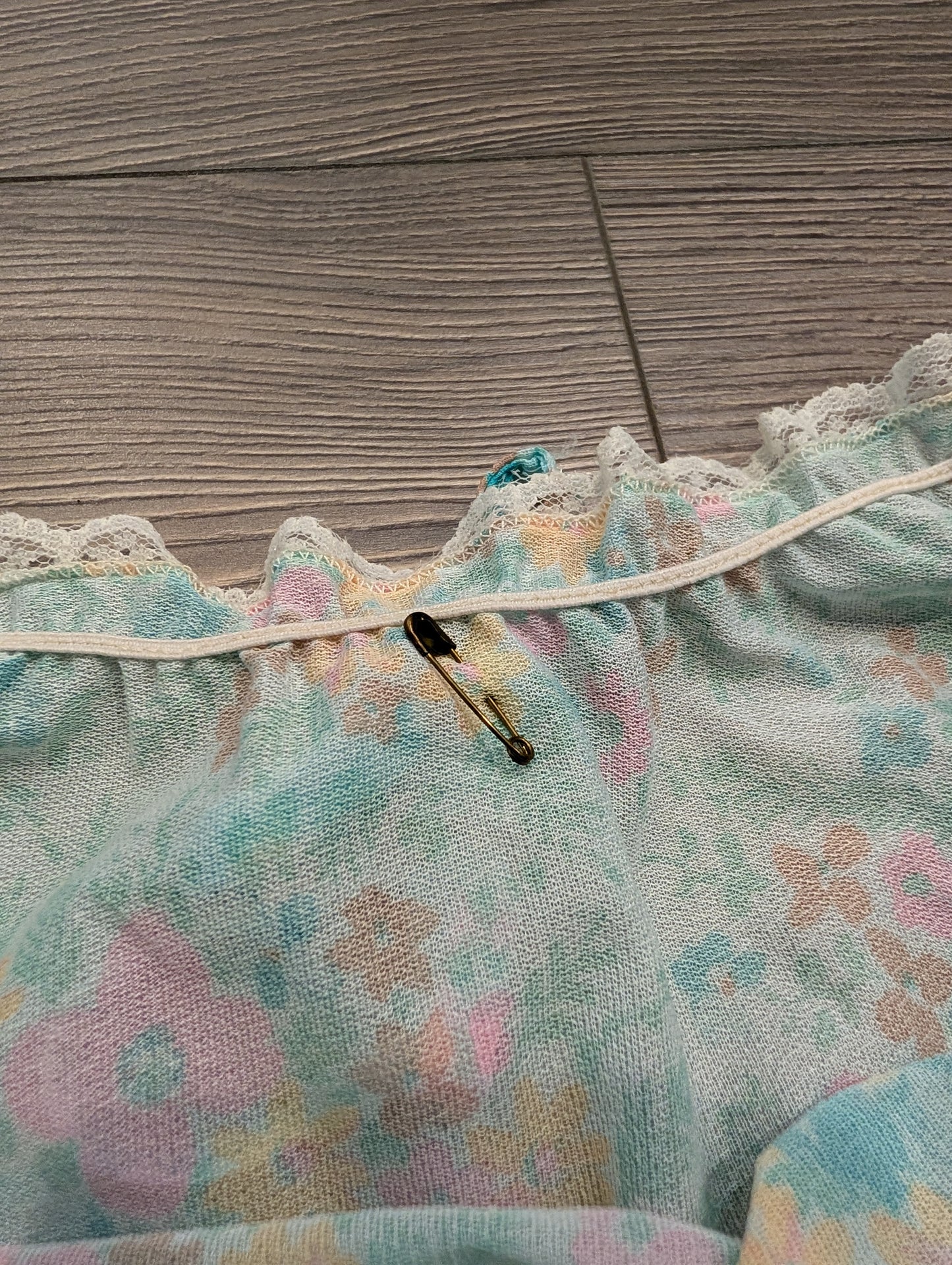 70s/80s Women's Flowery Lace-trimmed Blouse