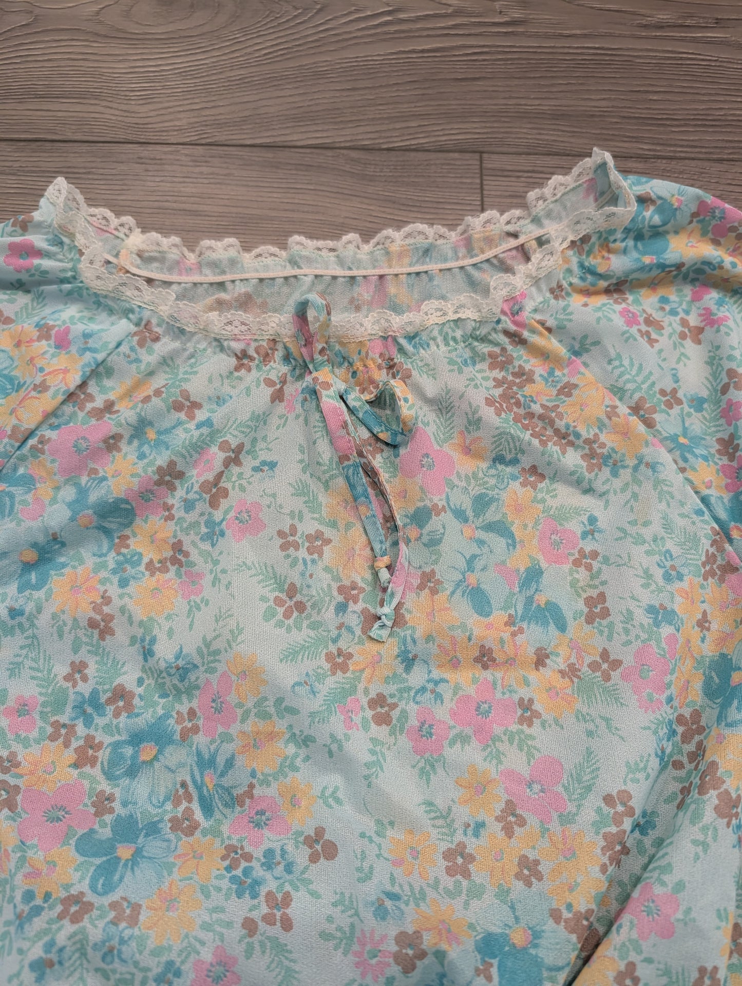 70s/80s Women's Flowery Lace-trimmed Blouse